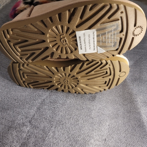 UGG Fluff Mini - Picture 11 of 12